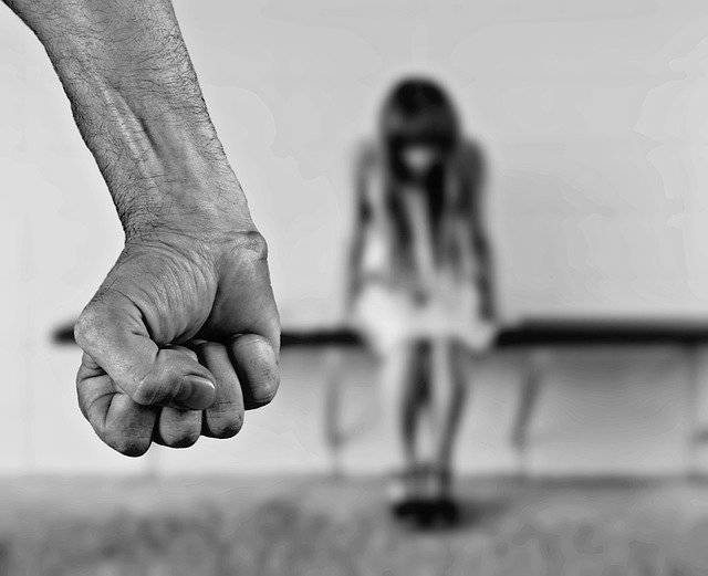 12岁脑瘫女孩被同岁亲戚性侵 背后真相曝光哥姐顶亲情压力起诉施暴者